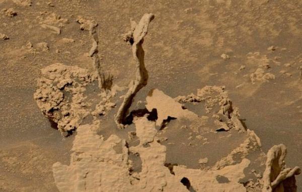 مریخ نورد کنجکاوی در راستا خود به شاخه های سنگی عجیبی رسید