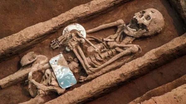 عکس ، کشف قبرستان غول های 5 هزارساله در چین!