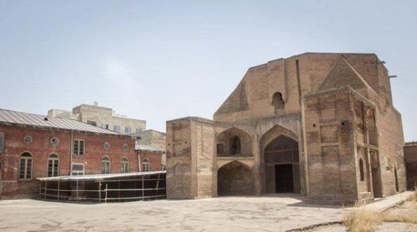 چرا درهای مسجد ـ مدرسه حیدریه فقط به روی یک هنرمند باز است؟