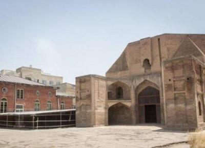 چرا درهای مسجد ـ مدرسه حیدریه فقط به روی یک هنرمند باز است؟