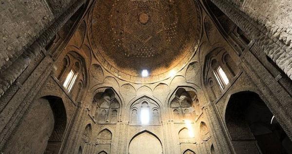 گنبدخانه مسجد جامع عتیقِ اصفهان در آستانه تخریب واقع شده است